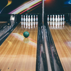 une piste de bowling avec une boule qui roule.