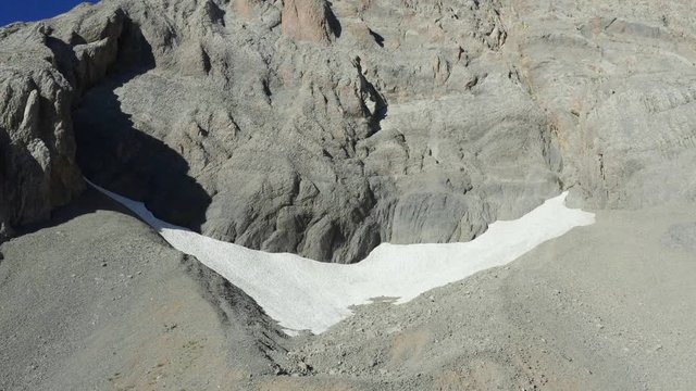 Nieve en la monta&ntilde;a en pleno verano