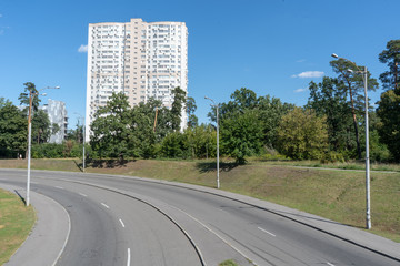 Obraz premium City road and skyscraper in the background on a sunny summer day