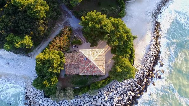 In volo sulla baia di Portonovo al tramonto