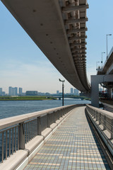 歩道と鉄道に分かれた東京湾の吊り橋