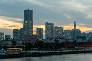 Fototapeta na wymiar 日が沈み照明が点灯し始めた横浜のビル群
