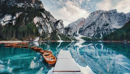 Steg am Bergsee mit Booten © Jenny Sturm