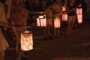 un groupe d'enfants avec des lampions la nuit pour le solstice d'été - obrazy, fototapety, plakaty