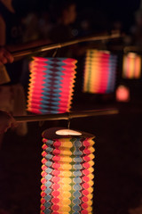 des lampions et lanternes pour une fête nocturne.