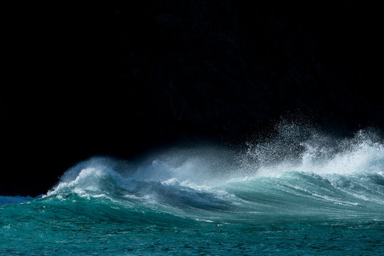 台風のうねり 波 © shota