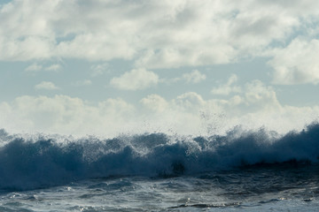 Fototapeta na wymiar 台風のうねり　波