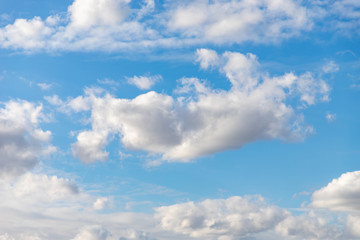 Fototapeta na wymiar Nuage blanc gris sur un ciel bleu