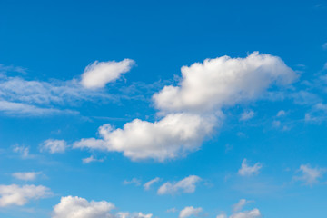 Nuage blanc gris sur un ciel bleu