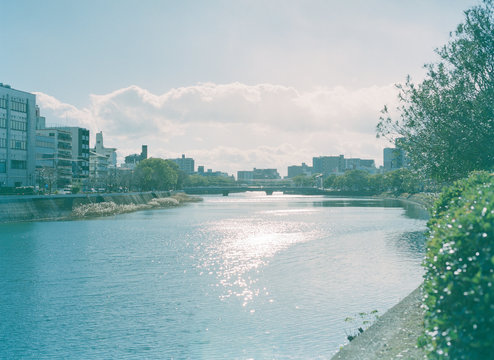 川のある町