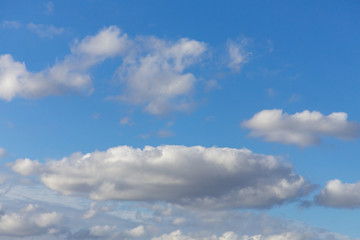 Nuage blanc gris sur un ciel bleu