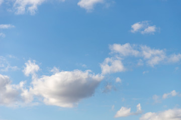 Obraz premium Nuage blanc gris sur un ciel bleu