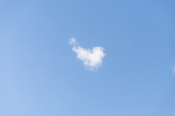 petit nuage blanc gris sur un ciel bleu