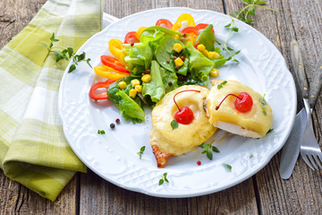 Hähnchenschnitzel Hawaii mit Ananas und Käse im Ofen überbacken, mit gemischtem Salat serviert...