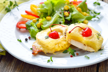 Hähnchenschnitzel Hawaii mit Ananas und Käse im Ofen überbacken, mit gemischtem Salat serviert...