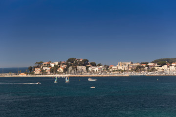 Fototapeta premium Coastline with hotel facilities at the Bale de Bandol, Bay of Bandol, Alpes-Maritimes, Cote d'Azur, Southern France, France, Europe
