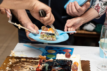 A differenza delle torte tradizionali, solitamente la torta di compleanno viene decorata con il...