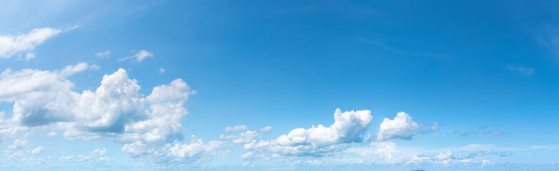 Panoramische, flauschige Wolke am blauen Himmel