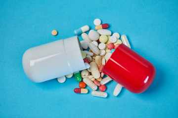 Offene Kapsel mit vielen Medikamenten