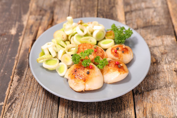seared scallop with leek and sauce