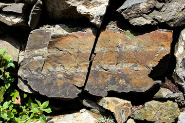 Roccia spaccata nel muro