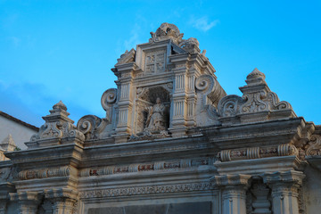 Obraz premium Gorgeous Guatemala - Day and night walking tour around the streets of UNESCO world heritage site Antigua - beautiful scenery, old buildings, preservation, sunrise, sunset, dusk, bright colours