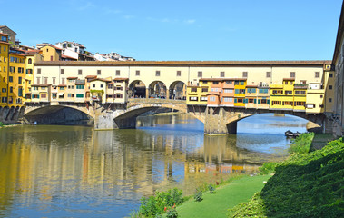 Fototapeta na wymiar Rio Arno y Ponte Vecchio en Florencia Italia