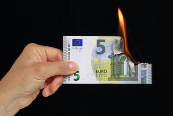 Billet euro brûlé en feu avec flammes argent gâché