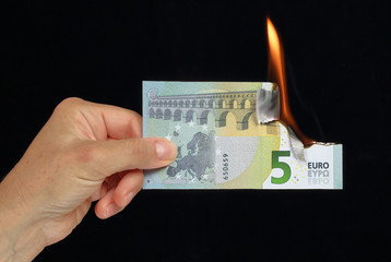 Billet euro brûlé en feu avec flammes argent gâché