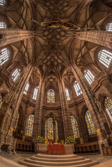 Das Kirchenschiff verschiedener Kirchen in Nürnberg mit Super Weitwinkel fotografiert