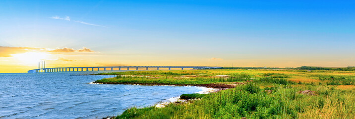 Naturlandschaft und Öresundbrücke in Fasterbo, Schweden