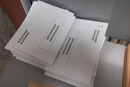 Sobres para los votos al congreso de Espa&ntilde;a, en las Elecciones Generales de 2019,