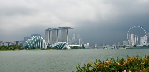  Singapore skyline with MBS-building, Gardens by the bay, the financial center, Singapore Flyer and...