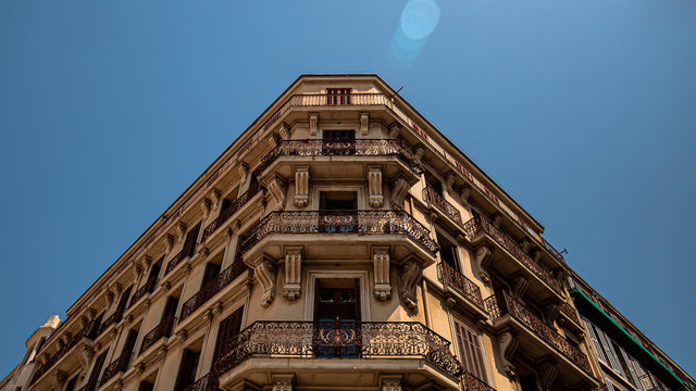 Vue en contre plong&eacute;e d'un b&acirc;timent du centre ville de Toulon