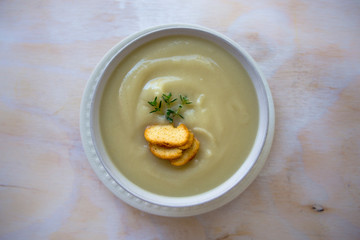 Creamy cauliflower soup with bagel crisp