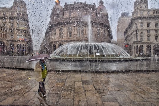 Genova, Piazza De Ferrari in un girono di pioggia
