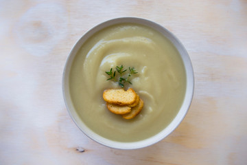 Creamy cauliflower soup with bagel crisp