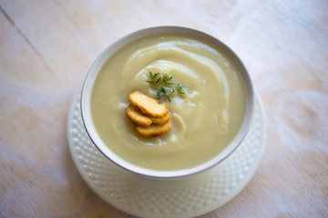 Creamy cauliflower soup with bagel crisp