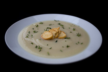 Creamy cauliflower soup with bagel crisp