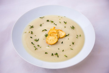 Creamy cauliflower soup with bagel crisp