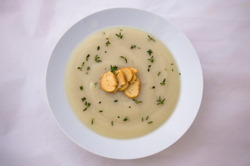 Creamy cauliflower soup with bagel crisp