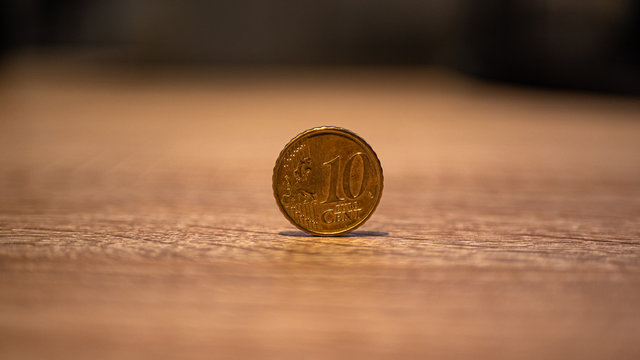 Une pièce de 10 centimes sur un bureau en bois