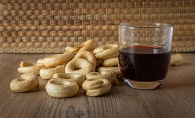 tarallucci e vino rosso su tavolo di legno