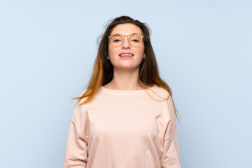 Obraz premium Young brunette girl over isolated blue background with glasses