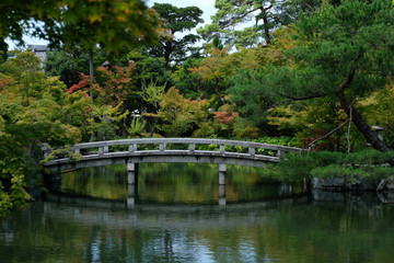 京都の日本庭園の石橋と池の風景