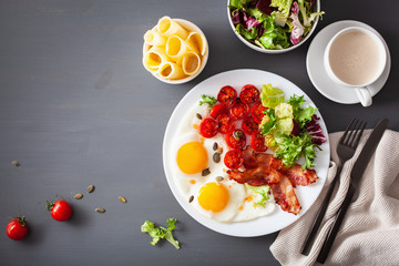 healthy keto diet breakfast: egg, tomatoes, salad leaves and bacon