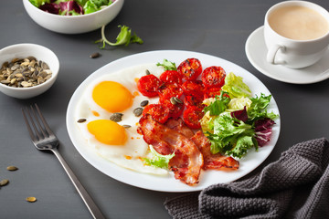 healthy keto diet breakfast: egg, tomatoes, salad leaves and bacon