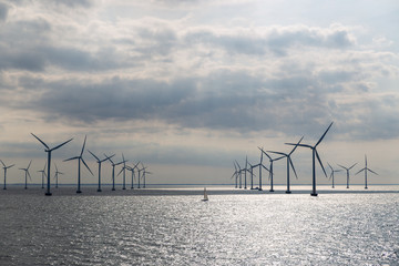 Offshore Windpark Lillgrund, Dänemark - Windräder - Strom - Energie - Elektrizität - Boot - Meer