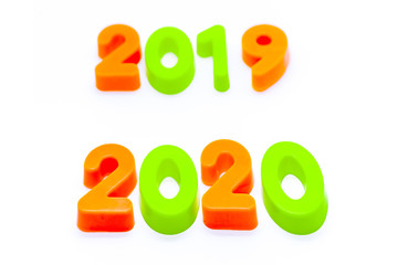 アルファベットの"2019"と"2020"