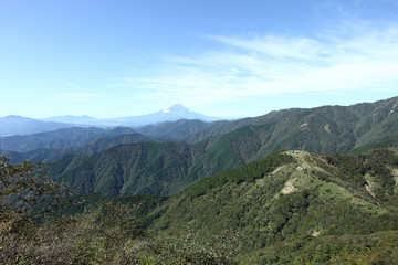 Fototapeta na wymiar 塔ノ岳の尾根から望む鳥尾山荘と富士山 